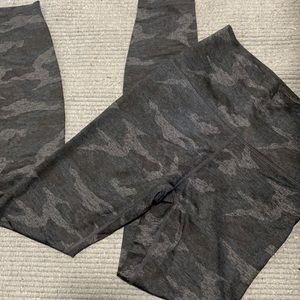 NEVER WORN BLACK AND GREY CAMO VUORI LEGGINGS. SIZE XS. SUPER SOFT AND COMFY. 🤩